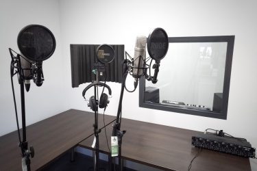 zdjęcie studio nagraniowe z mikrofonami